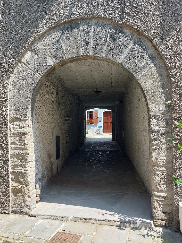 Berceto un viaggio tra storia panorami e baci indimenticabili Italia borgo archetto in giro in giro blog
