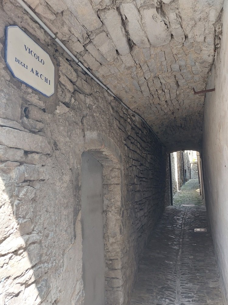 Berceto un viaggio tra storia panorami e baci indimenticabili Italia borgo stradina in giro in giro blog