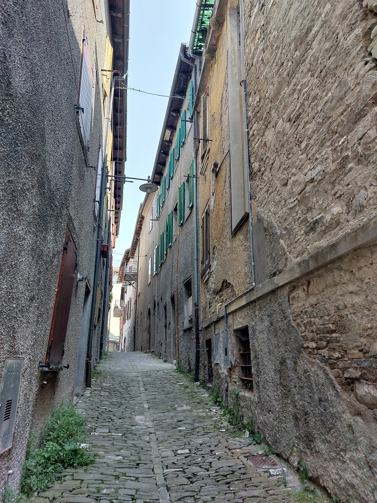 Berceto un viaggio tra storia panorami e baci indimenticabili Italia borgo viuzza in giro in giro blog