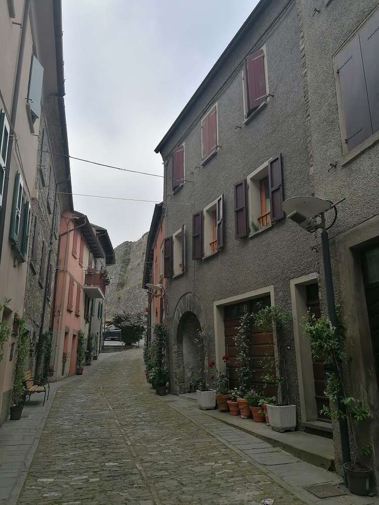 Berceto un viaggio tra storia panorami e baci indimenticabili Italia borgo vs castello in giro in giro blog