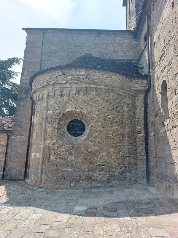 Berceto un viaggio tra storia panorami e baci indimenticabili Italia duomo esterno antico in giro in giro blog