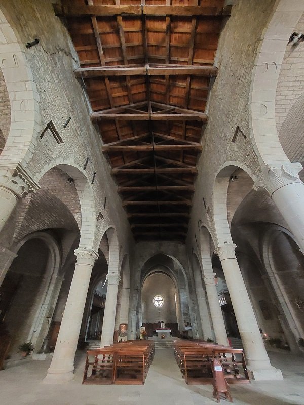 Berceto un viaggio tra storia panorami e baci indimenticabili Italia duomo interno in giro in giro blog