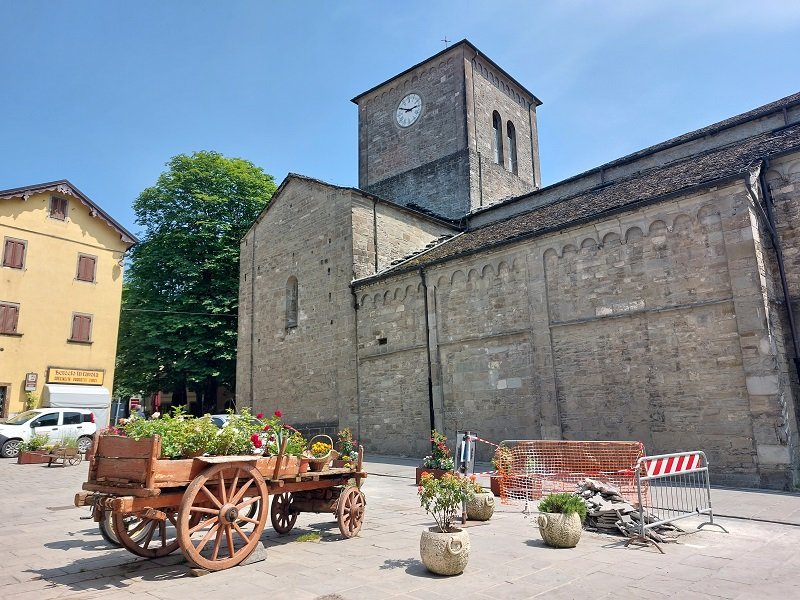 Berceto un viaggio tra storia panorami e baci indimenticabili Italia piazza lato lungo in giro in giro blog