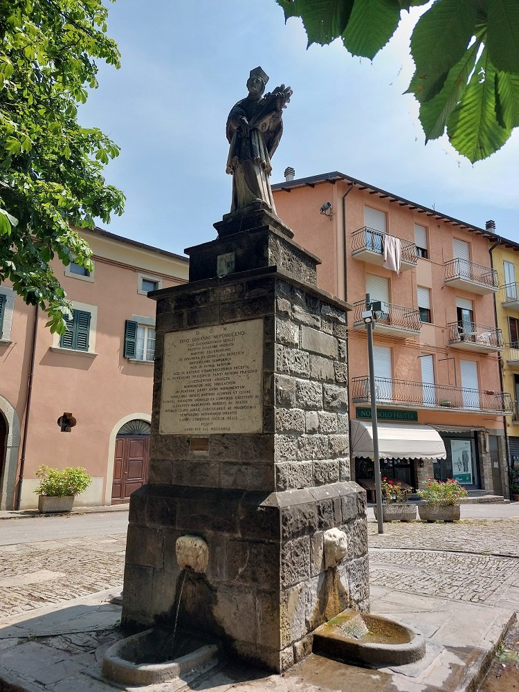 Berceto un viaggio tra storia panorami e baci indimenticabili Italia statua lato lungo in giro in giro blog